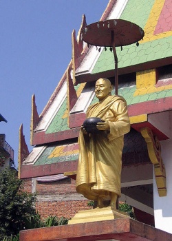 Pragyananda statue.jpg