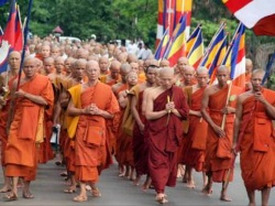 Vesakha buja-thousands monks.JPG