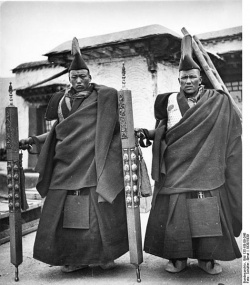 Bundesarchiv Bild 135-KB-09-048, Tibetexpediton, Polizeigeneräle.jpg