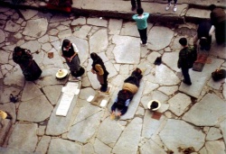 Pilgrims prostrating at Jokhang.jpg