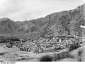 Bundesarchiv Bild 135-KA-09-028, Tibetexpedition, Blick auf Kloster Sera.jpg