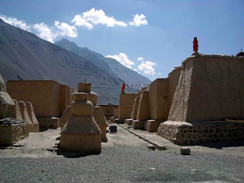 File:Tabo Gompa - old walls and chortens.jpg