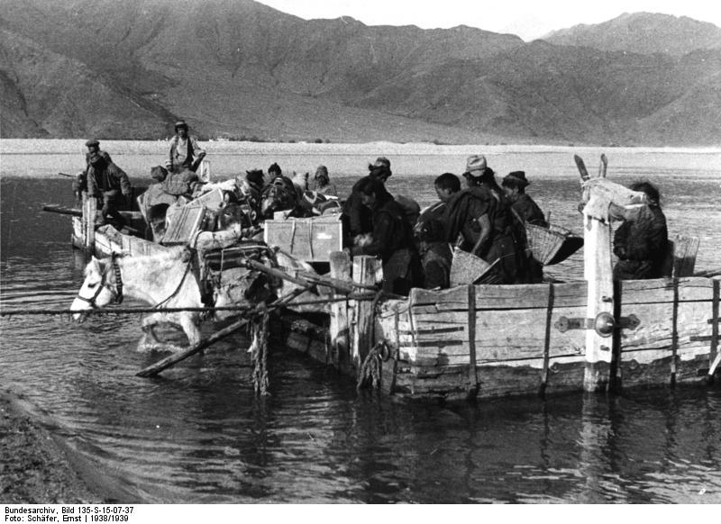 File:Bundesarchiv Bild 135-S-15-07-37, Tibetexpedition, Entladen der Fähre.jpg