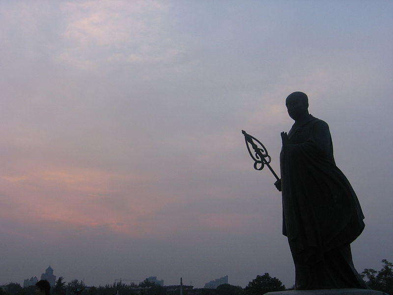 File:Xuanzang Da Yan Ta statue.jpg