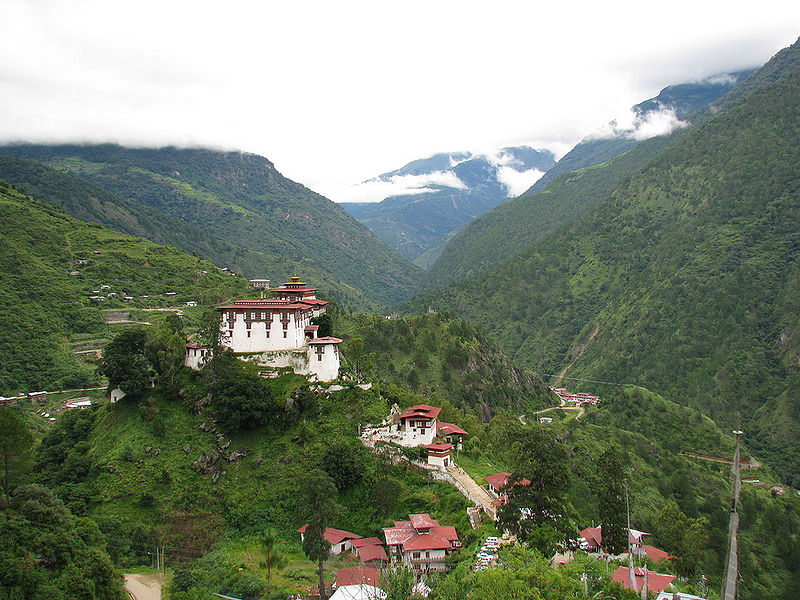 File:Lhuentse Dzong.jpg