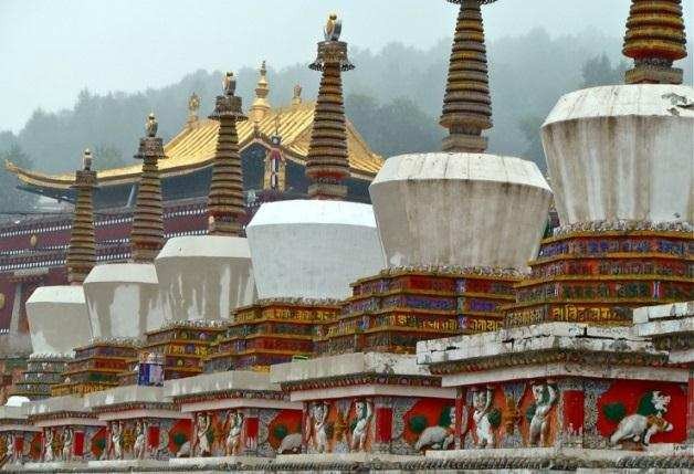 File:Tsydenov Dandaron Kumbum Vaartnou s17 Kumbum Monastery stupas.jpg