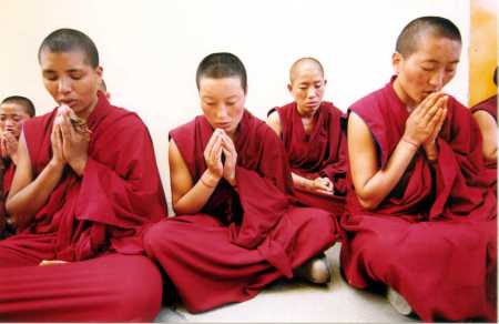 File:Tibetannunspraying.jpg