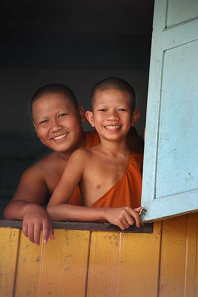 File:Young Thai Buddhist monks.jpg
