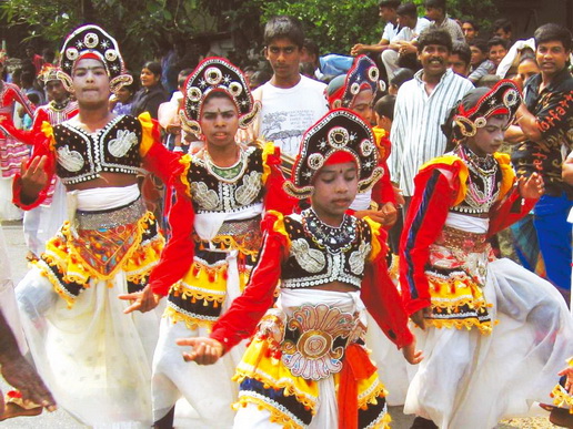 File:Duruthu-Perahera.jpg