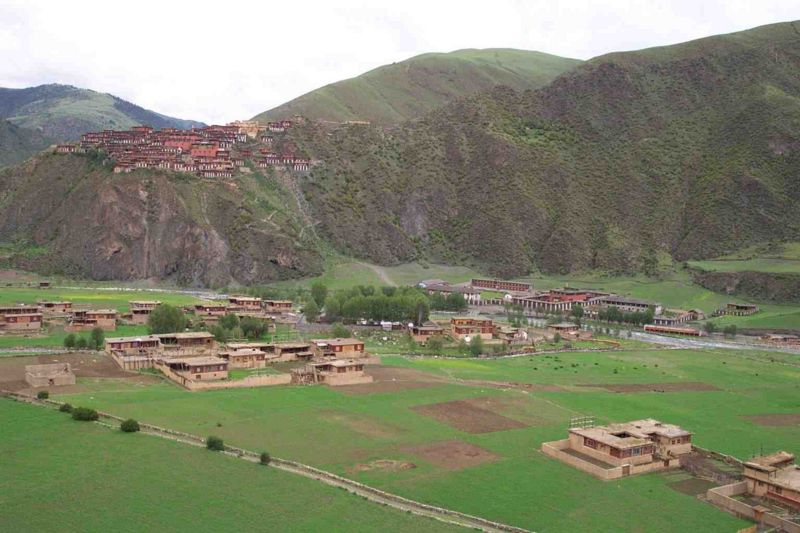 File:Dzongsar and village.jpg
