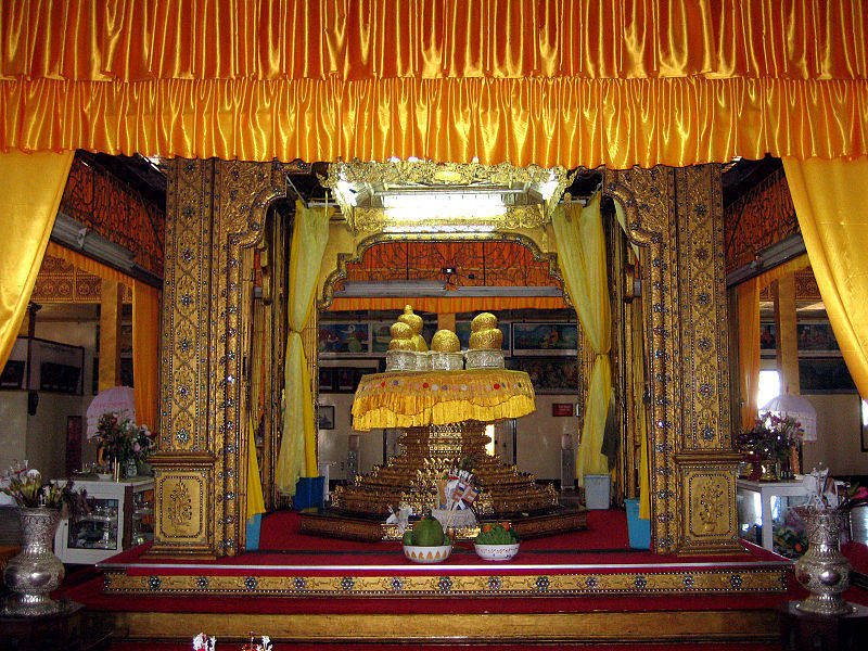 File:Hpaung Daw U Pagoda Buddhas.jpg