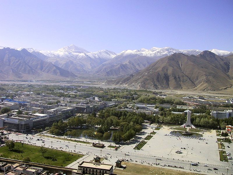 File:Lhasa vom Potala II.jpg