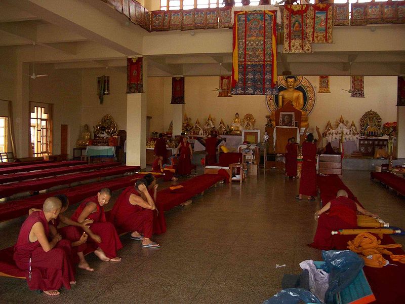 File:Gyutö Ramoche University main gompa.jpg