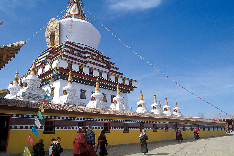 File:Stupa Kirti Gonpa.jpg