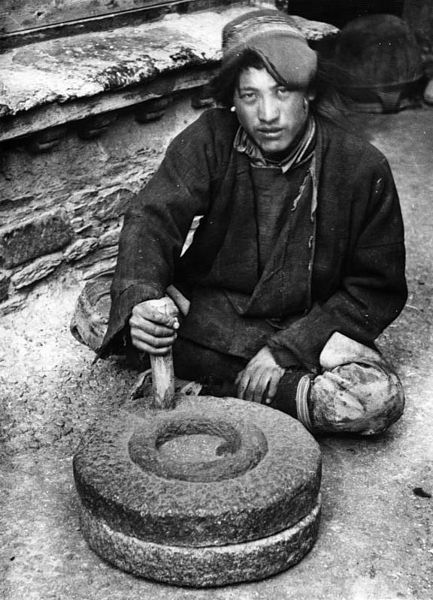 File:Bundesarchiv Bild 135-BB-152-11, Tibetexpedition, Tibeter mit Handmühle.jpg