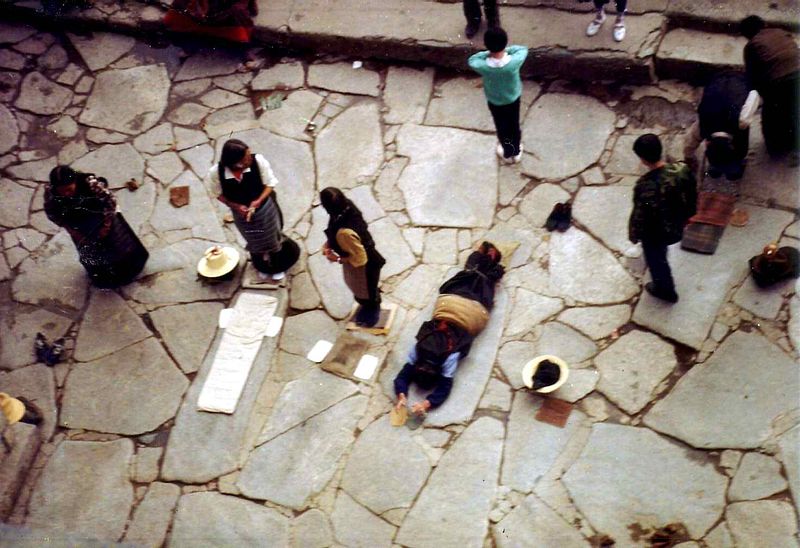 File:Pilgrims prostrating at Jokhang.jpg