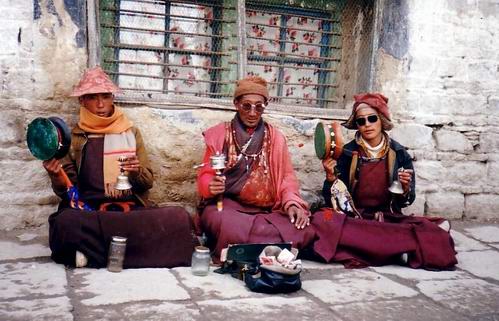 File:Three monks chanting in Lhasa, 1993.jpg