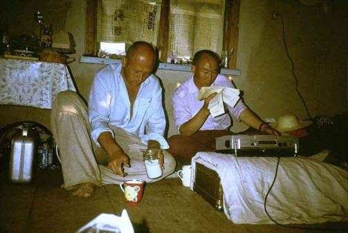 File:Ivolginski Datsan Broder PNC2017 s22 Vaartnou and Baashan studying texts.jpg