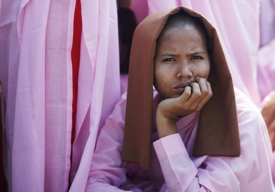 File:A-Buddhist-nun-waits-for-the-arrihjgaing.jpg