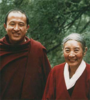 File:Khandro-la-with-dzongsar-khyentse 300.jpg