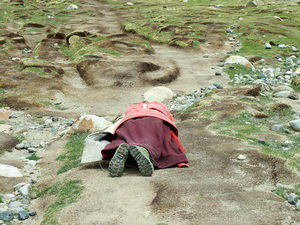 File:Kailash Kora Pilgrim - Full Prostration 2006-06.jpg