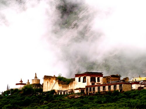 File:Daklha Gampo Monastery.jpg
