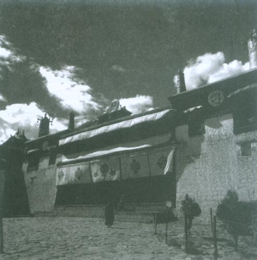 File:08Loseling Dratsang (blo-gas gling grwa-tshang) of the Drepung.jpg