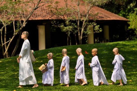 File:Nuns-4cx.jpg