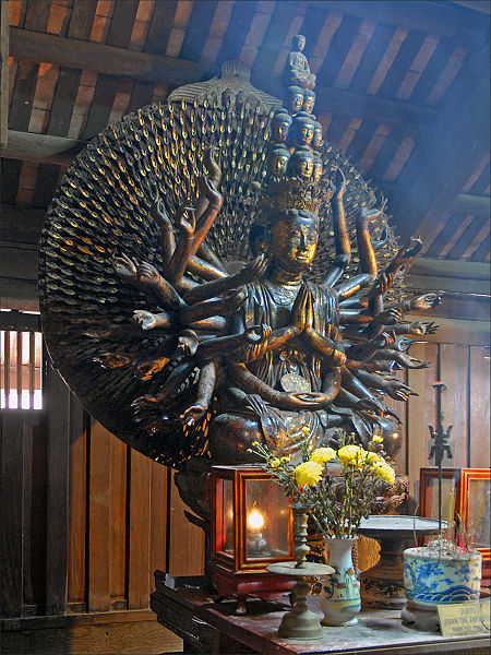 File:La statue de Quan Am dans la pagode But Thap 2.jpg