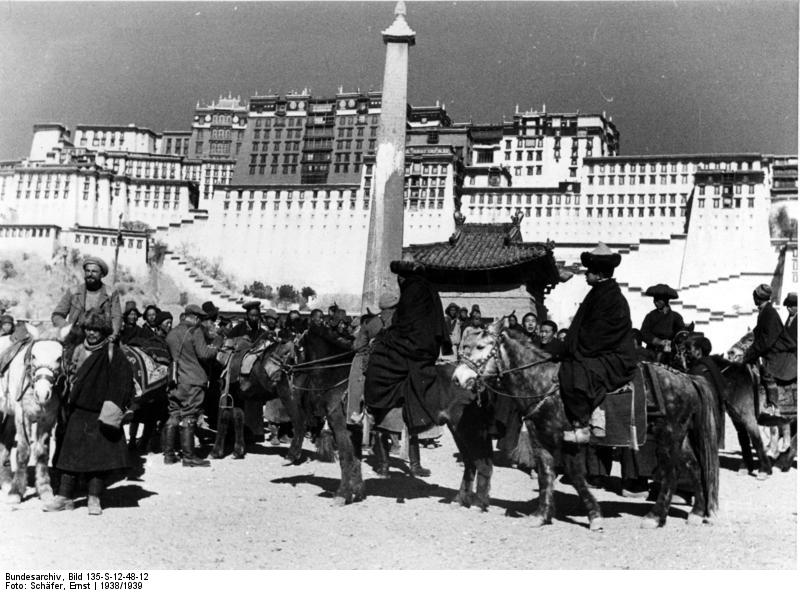 File:Bundesarchiv Bild 135-S-12-48-12, Tibetexpedition, Karawane vor Potala.jpg