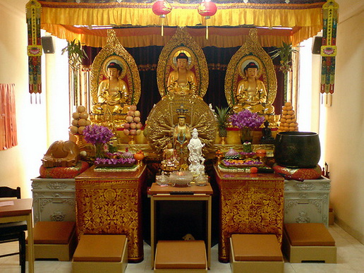 File:Buddhist Altar0ef8.jpg
