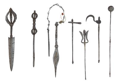 File:Konvolut-8-stuecke-tibet-ein-seltenes-sogenanntes- tantrisches-ritual-besteck -eines-tibetischen-magiers-bestehend-aus-8-teilen-aus-eisen-und-anderenmetallen.-mit-einem.jpg