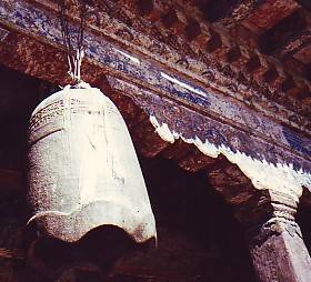 It is not easy dating all images and ritual objects, but the inscribed bell was installed to honour King Trisong Detsen’s vow of piety to Buddhism, bearing “(…) a pleasing prayer for the king inscribe