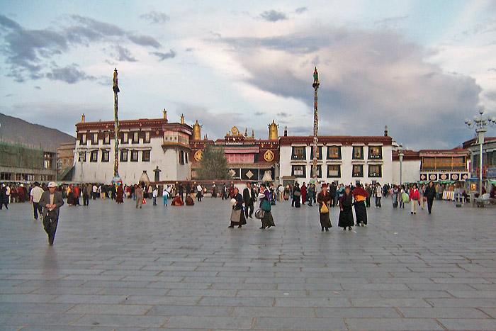 File:Jokhang01.jpg