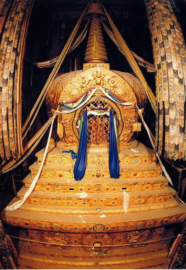 File:Tibet Lhasa 04 04 Potala Dalai Lama 5 Funerary Stupa.jpg