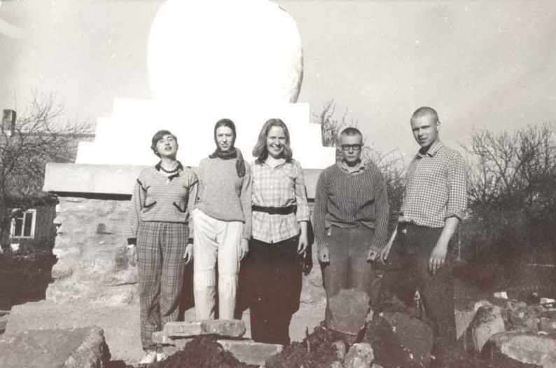 File:Taola-members-building-a-stupa.jpg