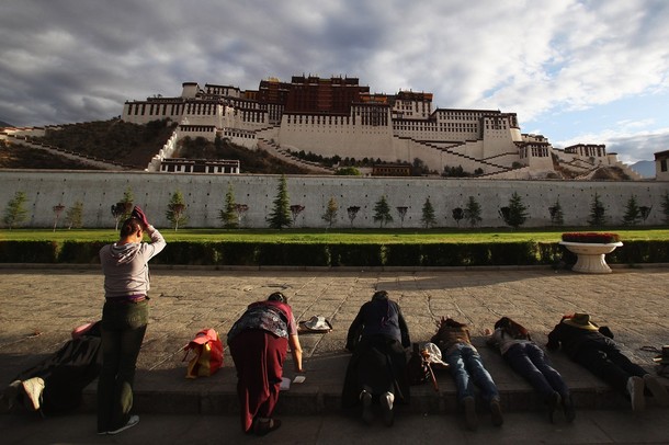 File:Potala-prostrations.jpg
