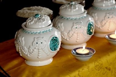 File:Vase-wealth.jpg