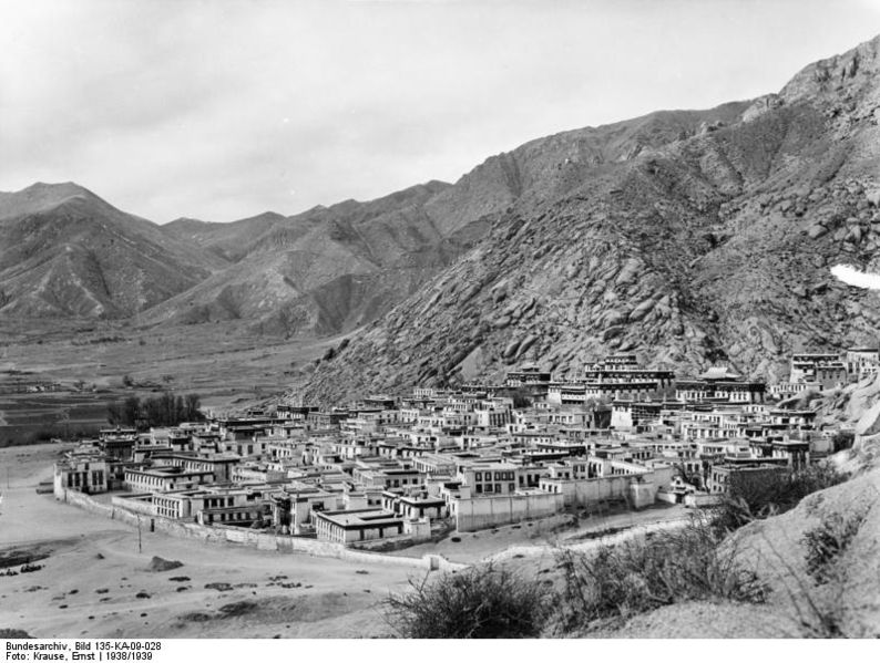 File:Bundesarchiv Bild 135-KA-09-028, Tibetexpedition, Blick auf Kloster Sera.jpg