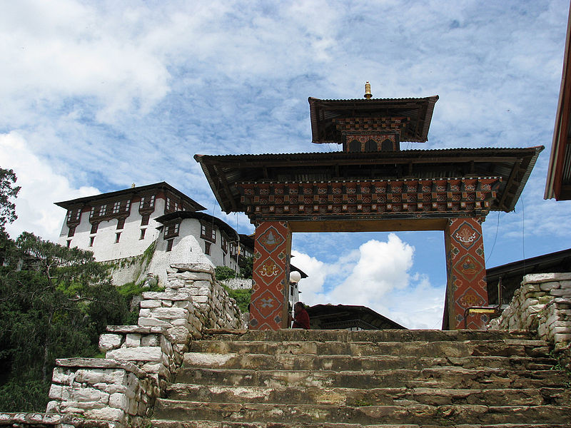 File:Entrance gate to Lhuentse Dzong.jpg