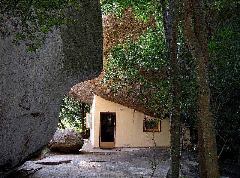 File:800px-Na uyana aranya cave kuti.jpg