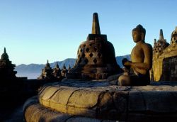 Derrida and Madhyamika Buddhism: From Linguistic Deconstruction to Criticism of Onto-theologies