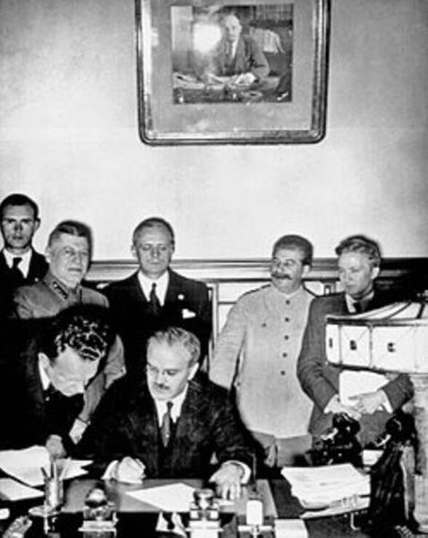 File:Signing-of-the-Nazi-Soviet-Non-aggression-Pact.jpg