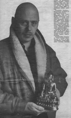 Väärtnõu with the Buddha statue that he made