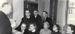 Pent Nurmekund (left) in conversation with Olaf Langsepp, Ott Kurs, Aita Meier, Linnart Mäll, and Endel Jaanus. Photograph by Ott Kurs.