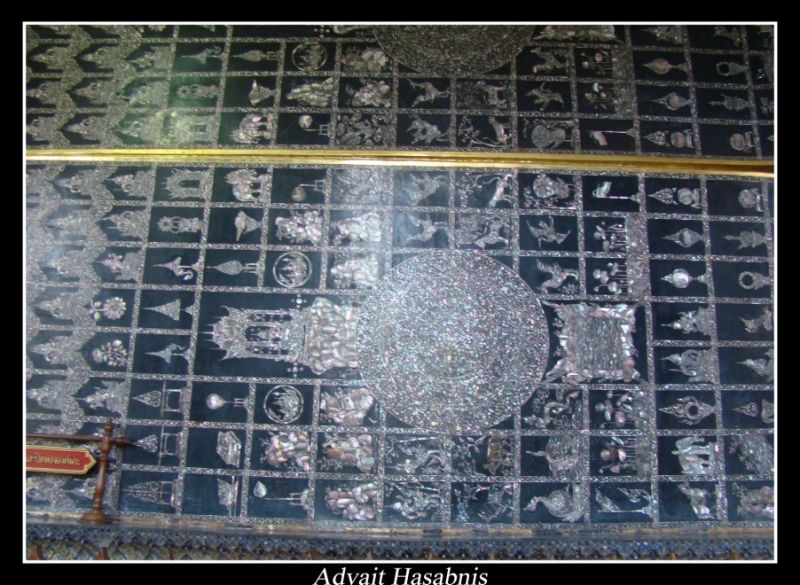 File:BuddhaFeet8.jpg