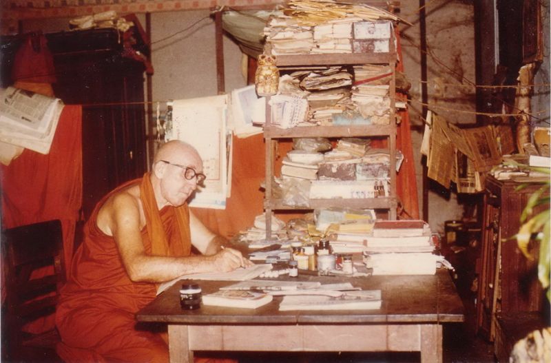 File:Lustigi kirjutuslaud Shwedagonis 1976.JPG