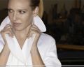 Anna Torv, putting collar up