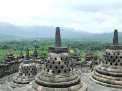 Derrida and Madhyamika Buddhism: From Linguistic Deconstruction to Criticism of Onto-theologies