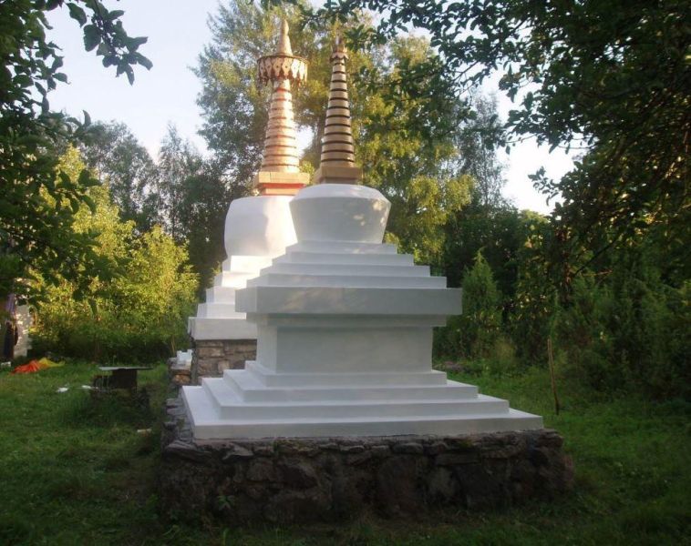 File:Taola-stupas-in-Tuuru-village.jpg